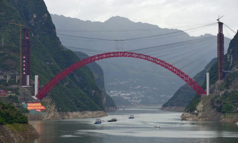 5月22日，由中鐵大橋局承建的世界最大跨度鋼箱桁架推力式拱橋——香溪長江大橋主拱成功合龍。新華社發（雷勇 攝）