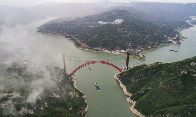 這是5月22日在湖北省秭歸縣拍攝的香溪長江大橋主拱合龍現場（無人機航拍）。新華社發（鄭家裕 攝）