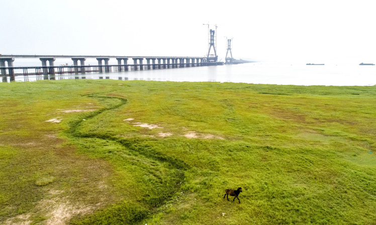 這是5月21日無人機拍攝的建設中的鄱陽湖二橋。新華社發（傅建斌 攝）