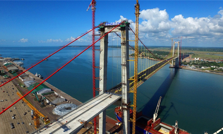 這座總長3公里多的跨海大橋建成后，將以680米長的主跨，成為非洲主跨徑最大的懸索橋，并極大便利馬普托和對岸卡騰貝之間的交通。新華社發