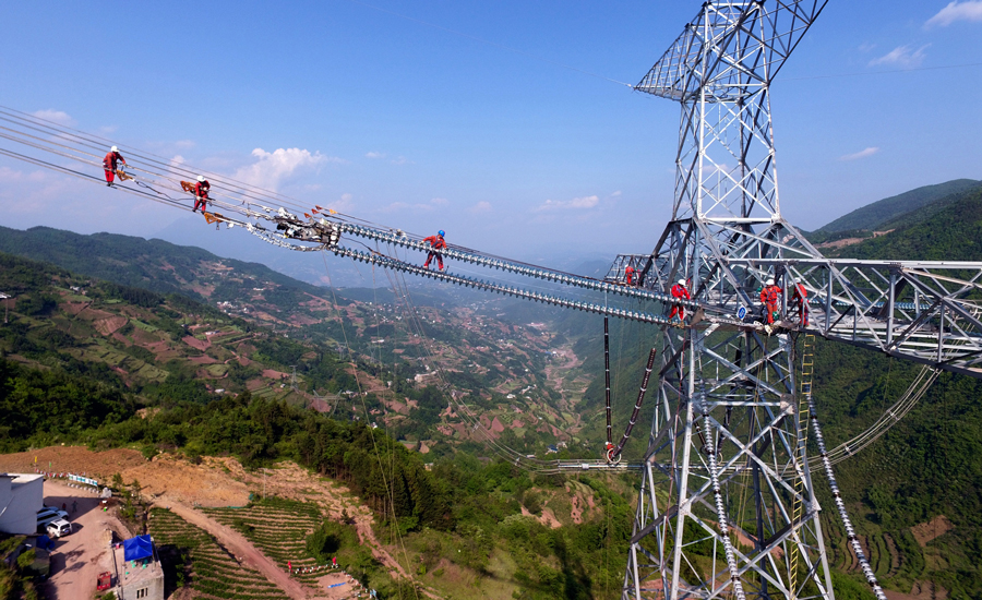 5月2日，由湖北送變電工程有限公司青年突擊隊負責的±800千伏祁韶線3452號塔檢修作業順利完成。（作者：鄒小民）