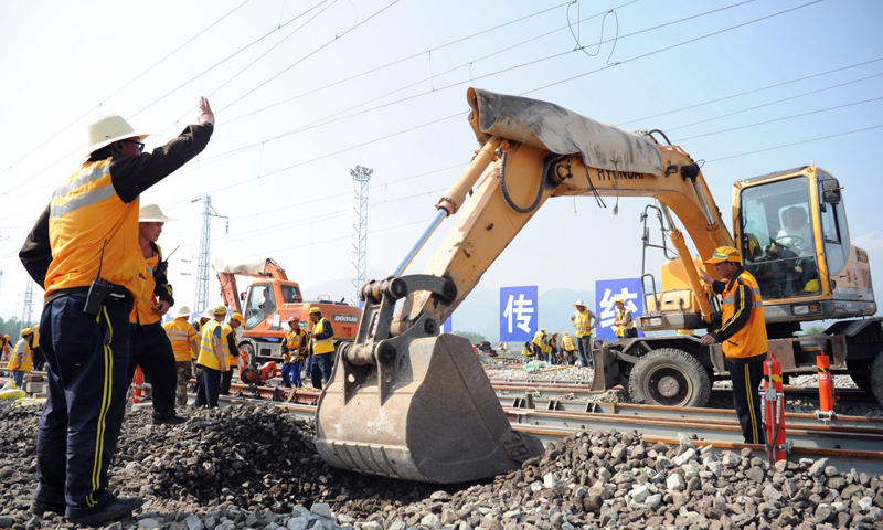褒河站位于陜西省漢中市漢臺區，改建、新建線路較多。陽安二線是陽（平關）安（康）鐵路的增線，西起寶成鐵路陽平關車站，東至安康，與襄渝鐵路接軌。新華社發（張博文 攝）