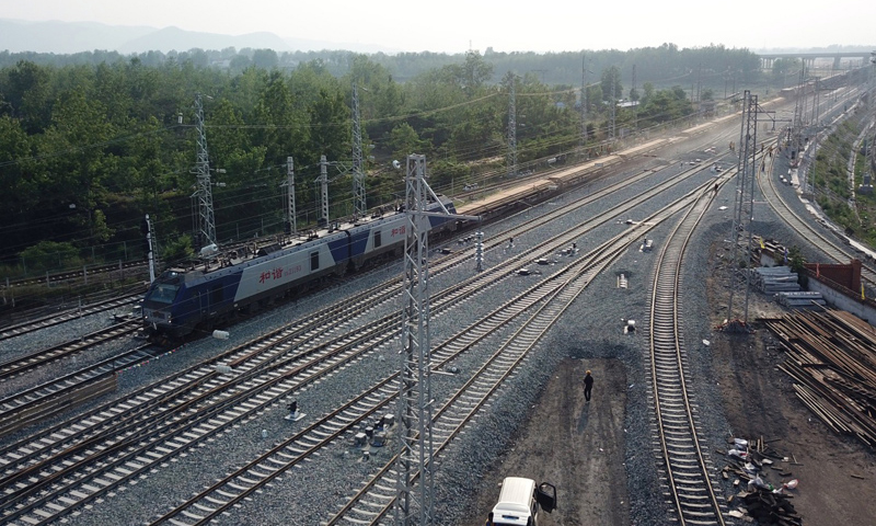5月16日，貨運列車從改建后的陽安二線褒河站通過（無人機拍攝）。新華社發（張博文 攝）