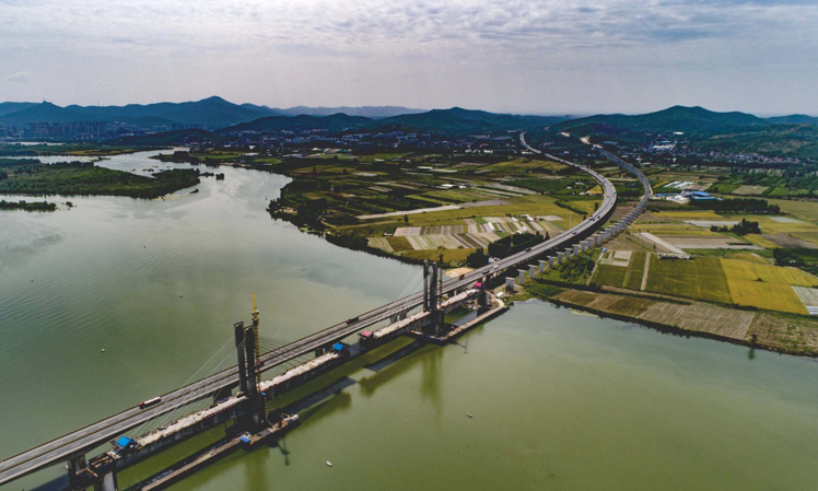 蒙華鐵路漢江特大橋位于湖北省襄陽市區上游約3公里的漢江上，總長5242米，是蒙華鐵路重點控制性工程之一。該橋江面共18座橋墩，位于江面上的主橋為雙塔五跨部分斜拉橋，最大跨徑248米。新華社發（金偉 攝）