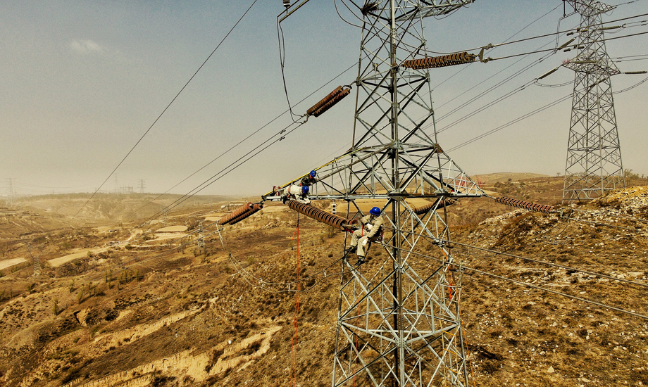 4月10日，薛家灣供電局輸電管理處對220千伏萬楊線相關塔基進行帶電更換RTV瓷質絕緣子作業。（作者：周京津）