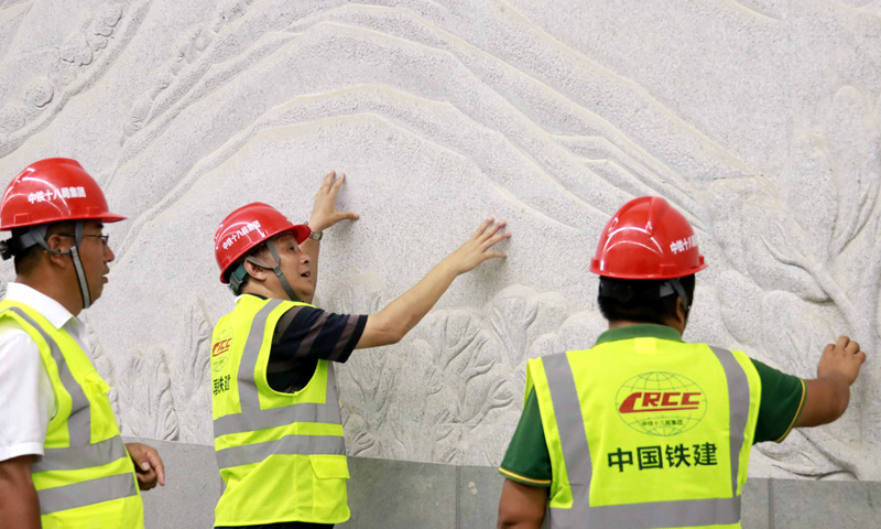 中國鐵建十八局集團博鰲通道項目部技術人員在現場精心施工。（伍振 攝）