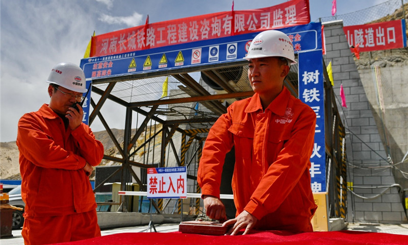 4月7日，拉薩至林芝鐵路由拉薩方向引出的第一個隧道——嘎拉山隧道順利貫通，為全線鋪架迎來了開門紅。圖為中鐵十一局技術人員做嘎拉山隧道工程貫通前的最后起爆。（新華社記者 張汝鋒 攝）