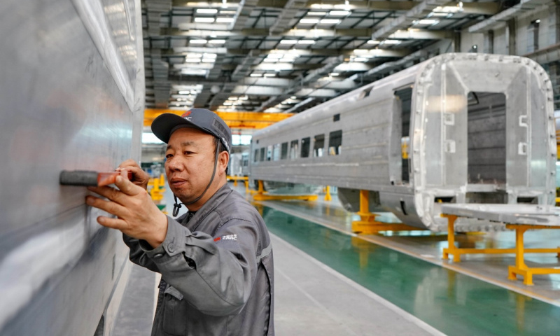 今年3月9日，唐車研制的我國首列時速350公里長編組“復興號”中國標準動車組開始型式試驗，這是16輛編組“復興號”在全球的首次亮相，成為新時代中國高鐵走向世界的“大國重器”。圖為中車唐山機車車輛有限公司的工人在動車組生產線上工作。（新華社記者 楊世堯 攝）