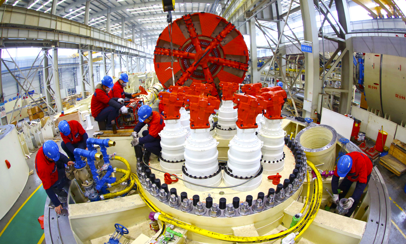 在我國，全斷面隧道掘進機產品分為盾構機（shield-machine）和TBM（tunnel boring macnhine）兩類。其中，盾構機主要應用于開挖面不能自穩的軟土及復合地層，應用領域多為城市地鐵、越江隧道等。TBM也稱巖石掘進機，主要應用于地層較穩定的硬巖地質隧道工程，應用領域大多為山嶺隧道、引水隧洞。圖為中國鐵建重工的員工正在裝配掘進機前盾。