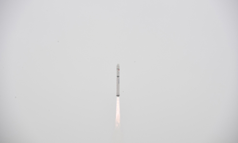 3月17日15時10分，我國在酒泉衛星發射中心用長征二號丁運載火箭，成功將陸地勘查衛星四號發射升空，衛星進入預定軌道，發射任務取得圓滿成功。新華社發（汪江波 攝）