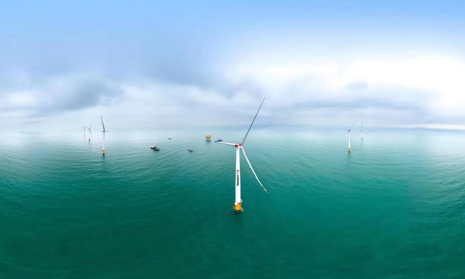 珠海金灣海上風電項目是粵港澳大灣區重點海上綠色能源項目，也是廣東省第二批核準海上風電中首個實現并網發電項目，風力發電資源豐富。圖為珠海金灣海上風電場航拍。