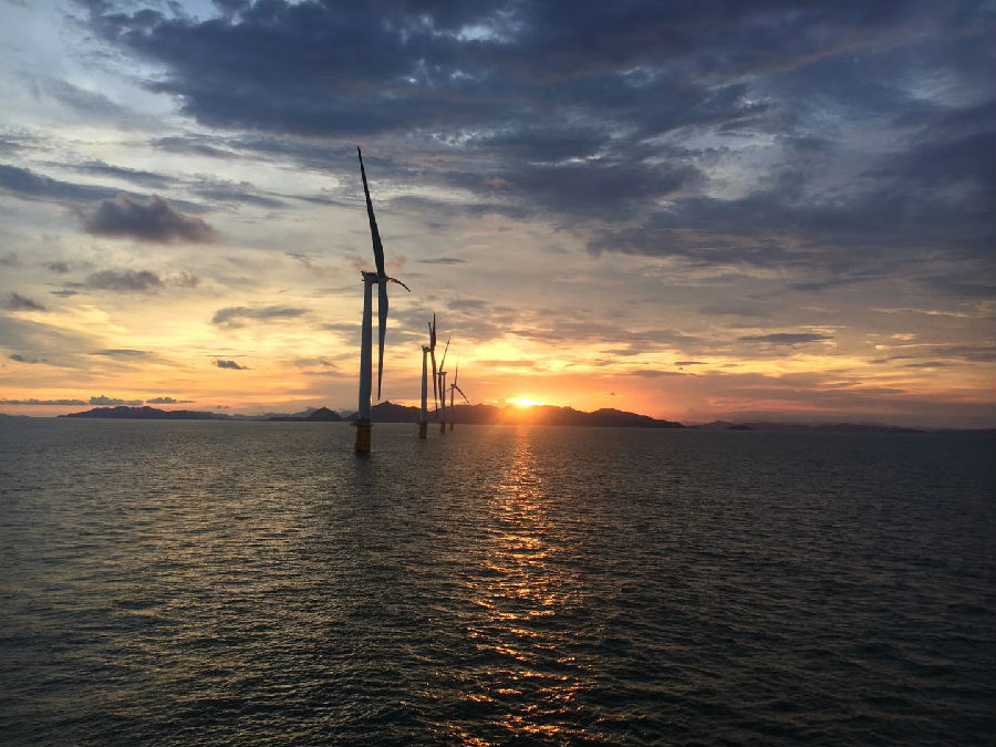 珠海金灣海上風電項目是粵港澳大灣區重點海上綠色能源項目，總裝機容量30萬千瓦，預計年上網電量超7.29億千瓦時。圖為夕陽下的海上風電場場景。