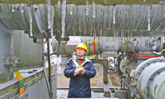 圖為1月9日，貴州電網公司六盤水供電局變電運行人員在開展設備巡視。 （李泵 攝）