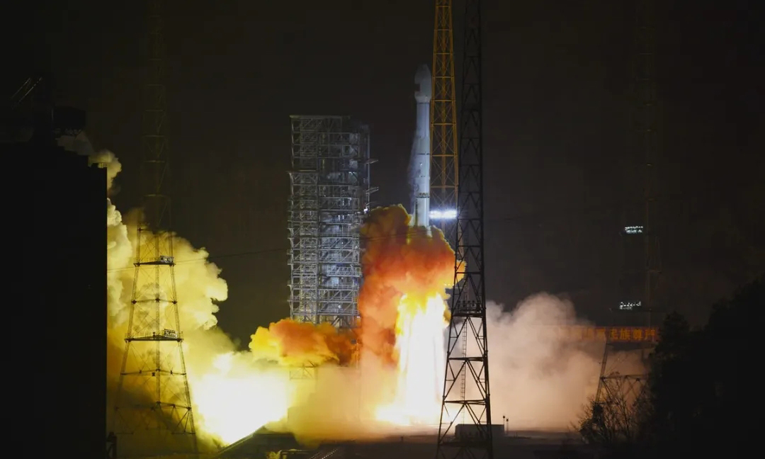 1月20日0時25分，長征三號乙運載火箭在西昌衛星發射中心點火升空，隨后將天通一號03星送入預定軌道，發射任務取得圓滿成功。此次任務打贏了2021年宇航領域的開局之戰，開啟了中國航天“十四五”發展新征程。圖為長三乙火箭起飛。（張旖旎 攝）