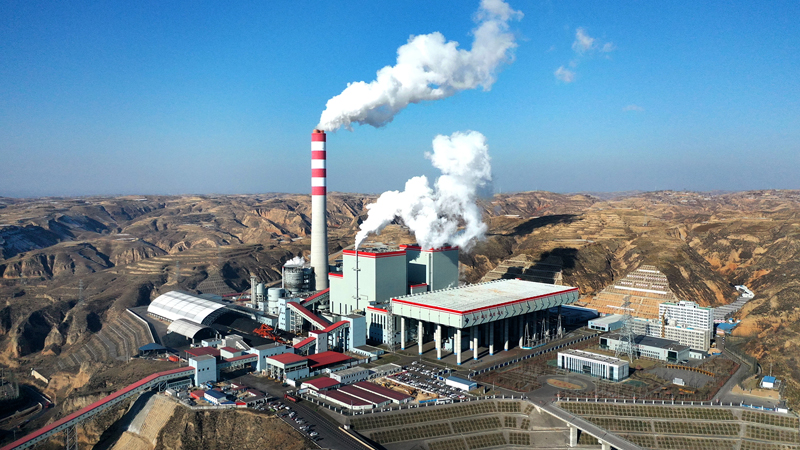 1月25日21點18分，在革命老區山西保德縣，中國能建山西電建承建的江蘇國信蘇晉保德2×660兆瓦超超臨界低熱值煤發電工程高標準圓滿實現雙機雙投，標志著山西首座660兆瓦超超臨界低熱值煤電廠正式投運。兩臺機組運行穩定，指標優良，真空嚴密性等指標居同類型機組先進水平。圖為項目現場。