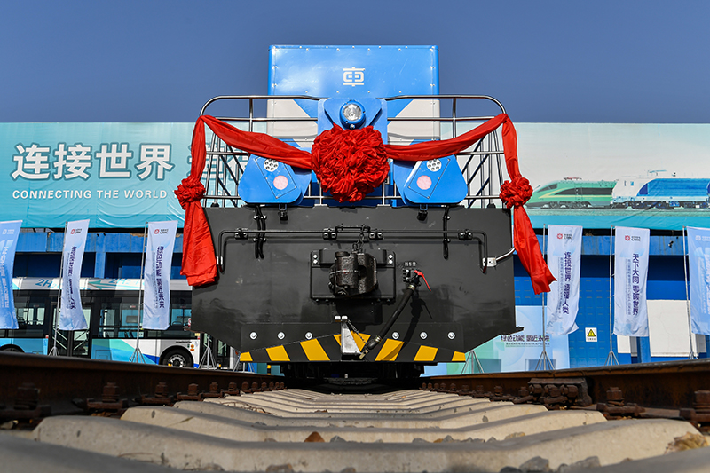1月27日，我國自主研發的首臺氫燃料混合動力機車，在中車大同電力機車有限公司成功下線。此次下線的氫燃料混合動力機車設計時速達到每小時80公里，持續功率700千瓦，滿載氫氣可單機連續運行24.5小時，平直道最大牽引載重超過5000噸。（新華社記者 曹陽 攝）