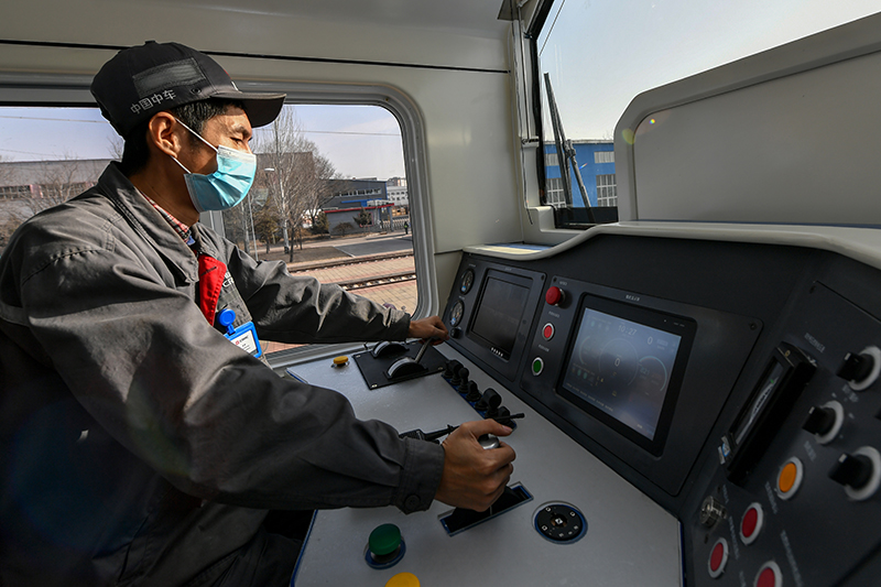 圖為1月27日拍攝的我國自主研發的首臺氫燃料混合動力機車的駕駛室。（新華社記者 曹陽 攝）