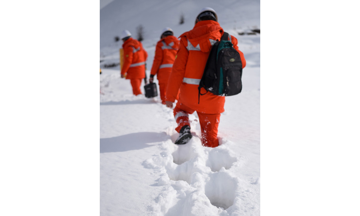 圖為2月4日，在西氣東輸二線果子溝段，管道巡護人員在雪中艱難行走，積雪已沒過膝蓋。（新華社記者 丁磊 攝）