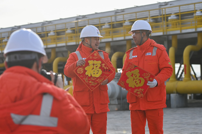 圖為2月4日，在霍爾果斯壓氣首站，運維人員錄制視頻為家人送上新春祝福。（新華社記者 丁磊 攝）