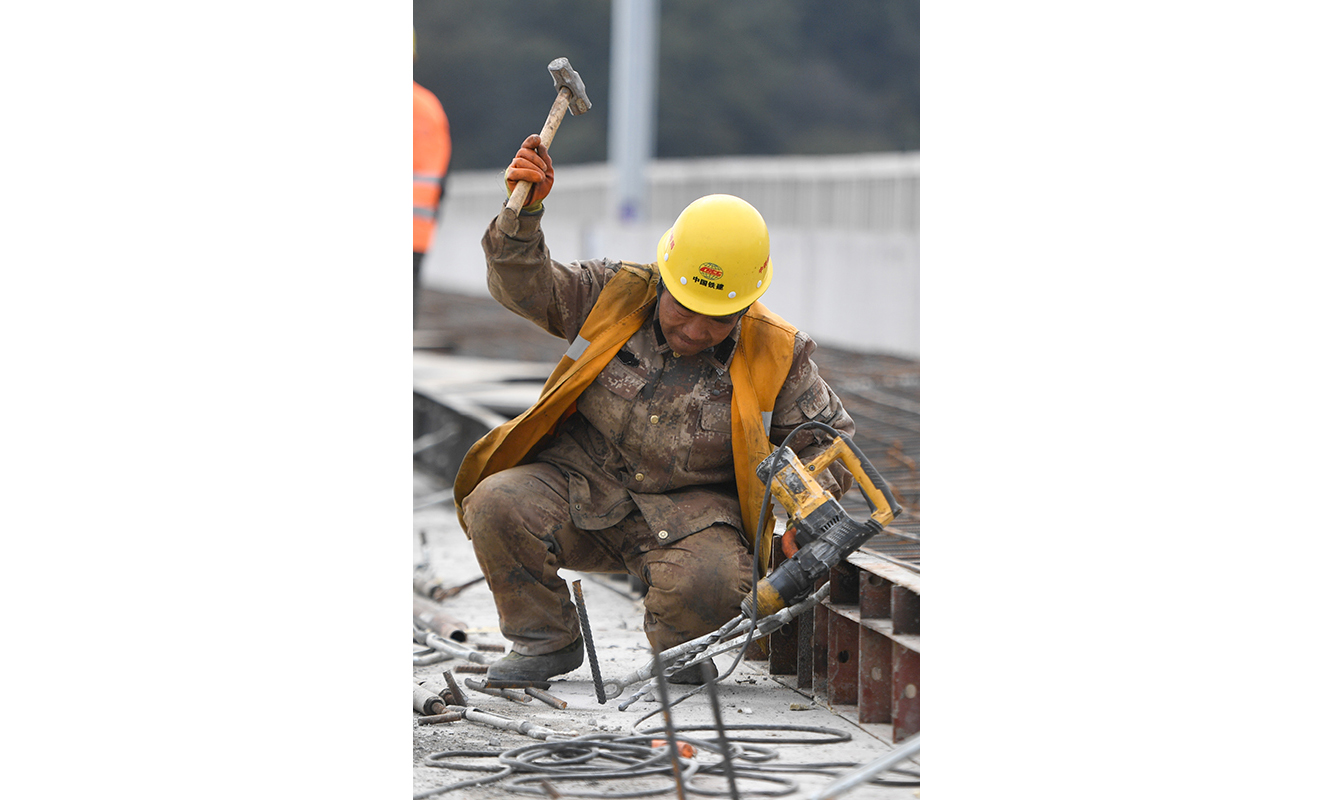 圖為2月17日，杭紹臺鐵路中鐵建大橋局參建工人在位于浙江紹興上虞區境內的蔣村溪特大橋進行軌道施工作業。（新華社記者 黃宗治 攝）