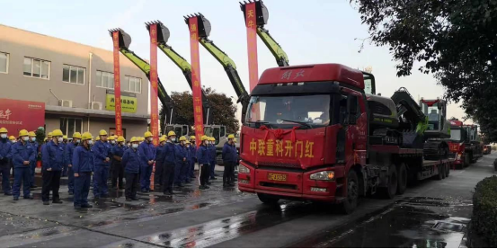 圖為2月17日，大年初六，中聯重科渭南工業園彩旗如林，中聯重科土方機械2021年新春首批新機交付發車儀式于此舉行。蓄勢待發的中聯重科E-10系列挖掘機排成長龍，開啟了奔赴全國工程建設一線的征程，也為中聯重科實現2021年“開門紅”打下了堅實基礎。