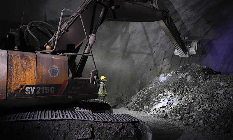 圖為3月2日，中鐵四局的施工人員在國道213線東山隧道內作業。（新華社記者 陳斌 攝）