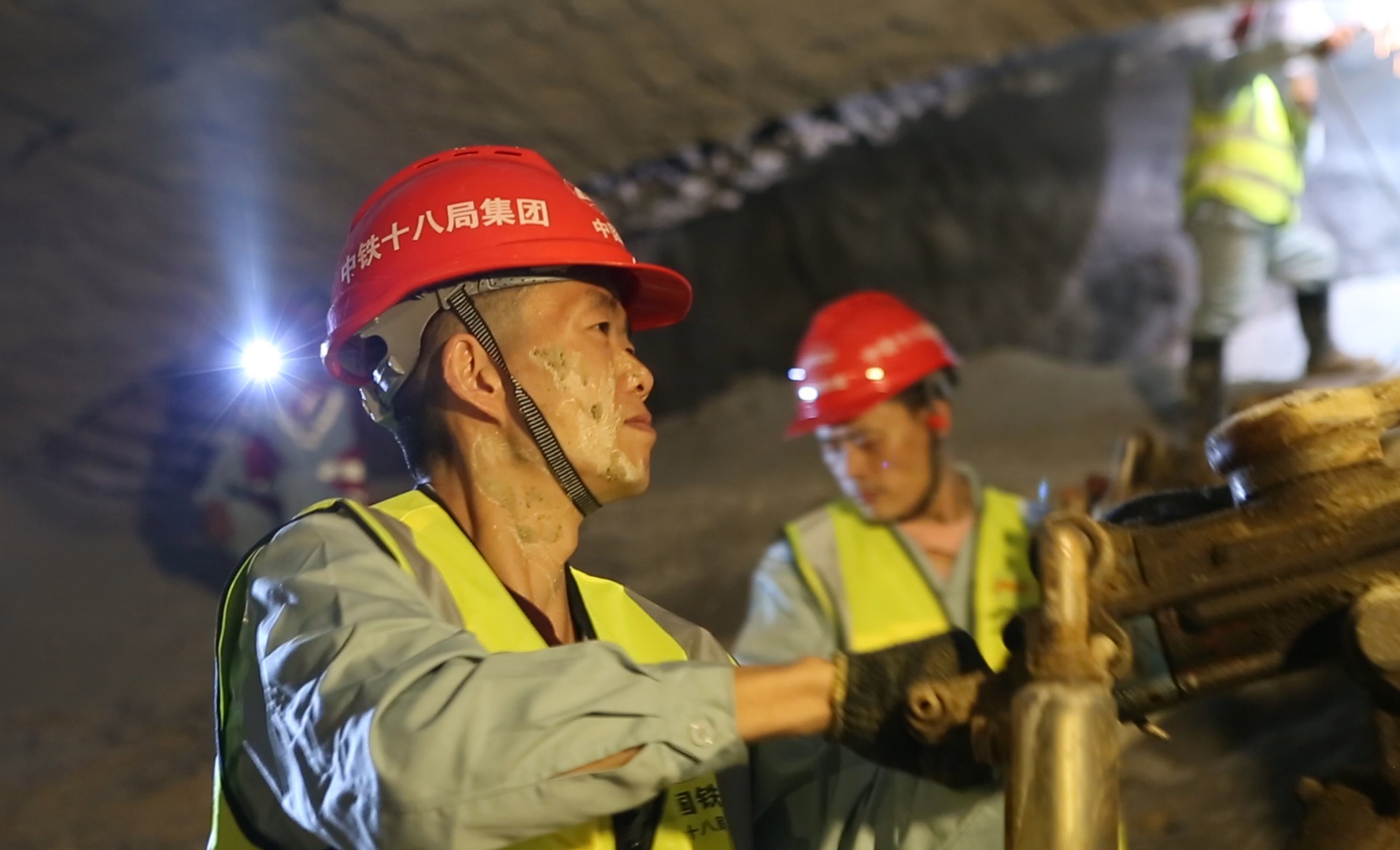 據了解，廈門第二西通道(海滄隧道)起自海滄區馬青路，以海底隧道形式穿越廈門西海域，在象嶼碼頭附近進入本島，以暗挖、明挖的組合形式下穿興湖路、石鼓山立交主干道，上跨地鐵1號線，終于火炬北路與成功大道相交，并與在建的第二東通道相連。該項目線路全長7.1公里，其中隧道長6.3公里，跨海域寬度2.8公里。設計雙向6車道，行車速度80公里/小時。