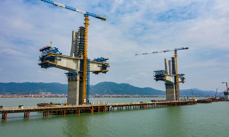 圖為3月10日，新建福廈鐵路湄洲灣跨海大橋主塔施工現場。新華社發（金偉 攝）