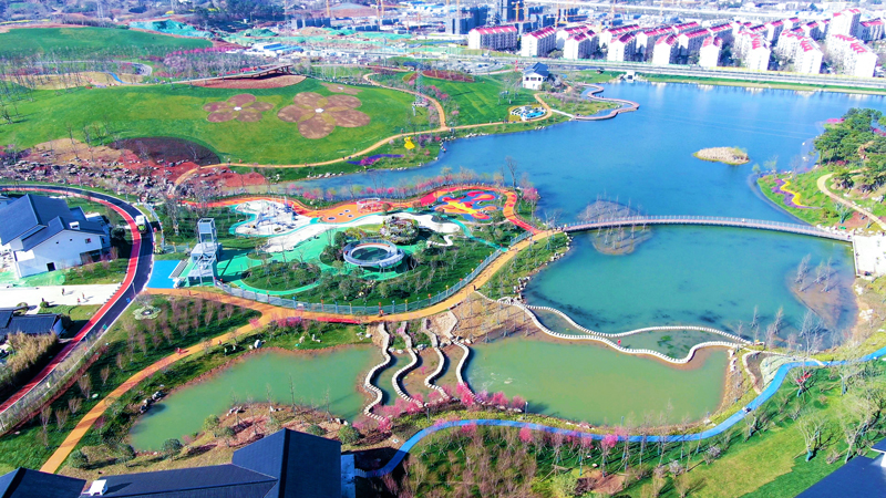 3月22日，中國化學工程十四公司承建的南京桃湖公園比計劃工期提前6個月開園。桃湖公園位于傳統重工業基地——南京江北新區，總占地面積約40.7萬平方米。