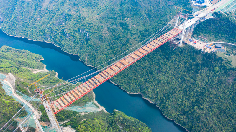 圖為3月27日拍攝的貴黃高速公路陽寶山特大橋。（新華社記者 陶亮 攝）