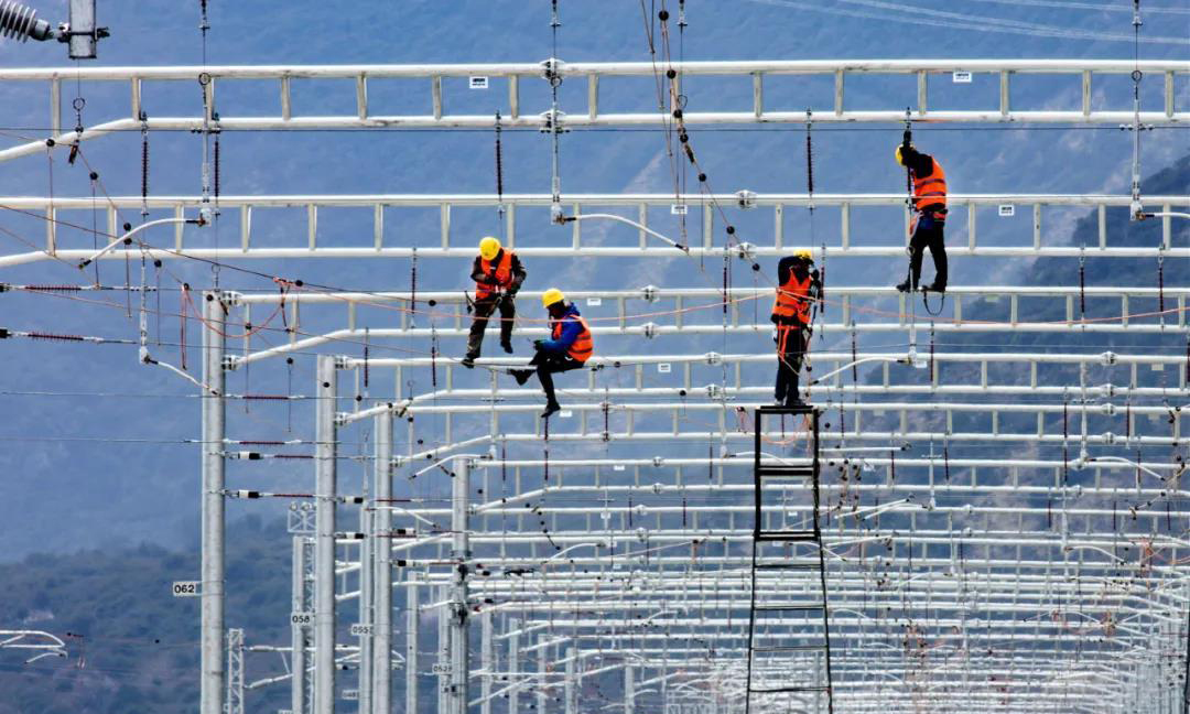 4月1日，中國中鐵電氣化局承建的國家重點工程、西藏首條電氣化鐵路——拉(薩)林(芝)鐵路全線進入靜態驗收階段，線路預計今年6月30日通車。圖為中鐵電氣化局員工對接觸網進行精調。