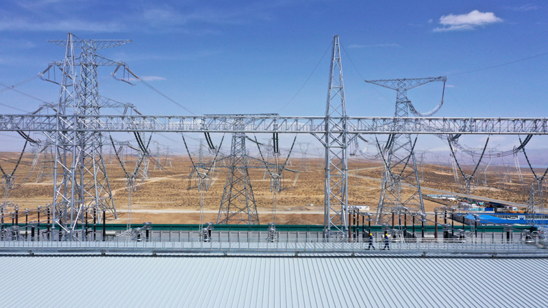 記者從國家電網青海省電力公司獲悉，青海-河南±800千伏特高壓直流工程已累計向華中等地區輸送“綠電”100億千瓦時。青豫直流工程起于青海省海南藏族自治州，止于河南省駐馬店市，途經青海、甘肅、陜西、河南4省，線路全長1563千米，總投資223億元，于2020年12月30日全面建成投運。在滿功率運行狀態下，青海省每年可向華中等地區輸送清潔電能400億千瓦時，相當于替代原煤1800萬噸，減排二氧化碳2960萬噸。圖為4月16日拍攝的青海-河南±800千伏特高壓直流工程青南換流站一角。（新華社記者 張宏祥 攝）