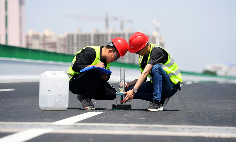 圖為5月10日，中建路橋集團工人在京德高速（一期工程）ZT11標段進行路檢作業。（新華社記者 朱旭東 攝）