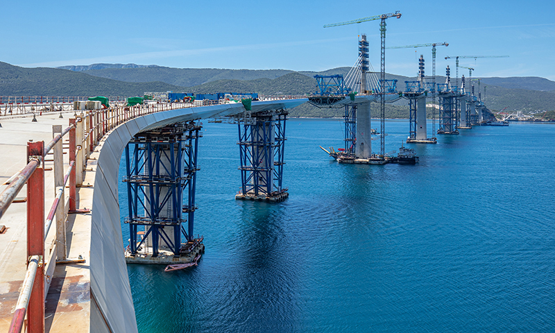 圖為5月10日在克羅地亞南部的科馬爾納村附近拍攝的大橋施工現場。新華社發（耶拉維奇 攝）