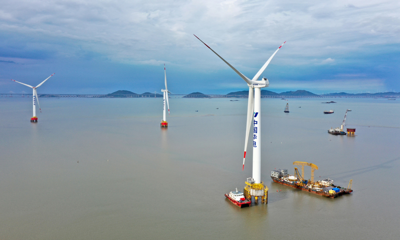圖為5月28日拍攝的華電福清海壇海峽海上風電項目首臺海上風電主控系統國產化機組（右）。（新華社記者 姜克紅 攝）