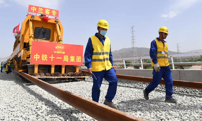 圖為5月30日，中鐵十一局建設者在中蘭客專甘肅段鋪軌施工現場作業。（新華社記者 陳斌 攝）