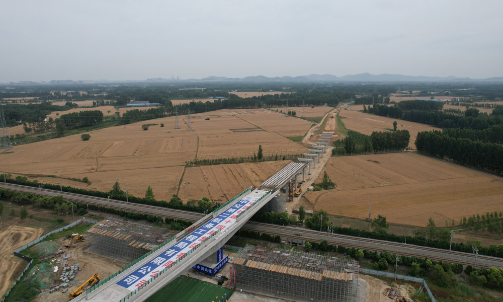 今年年底通車后，各地游客可以驅車從京臺高速公路直達微山湖景區，讓鐵道游擊隊之鄉的紅色旅游資源優勢得到充分發揮。圖為項目現場。