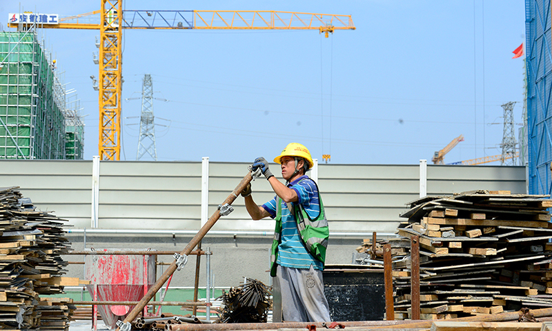 圖為7月3日，中鐵十二局的工人在雄安新區容西片區建設現場施工。（新華社記者 金皓原 攝）