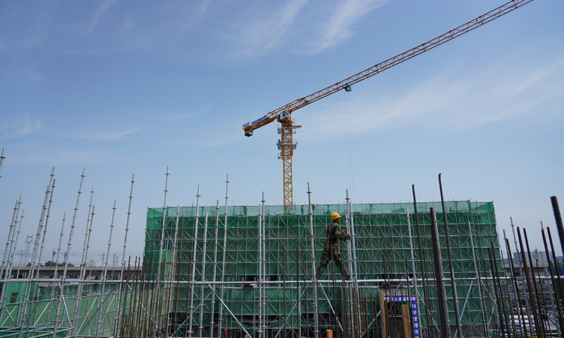 圖為7月3日，中鐵十二局的工人在雄安新區容西片區建設現場施工。（新華社記者 牟宇 攝）