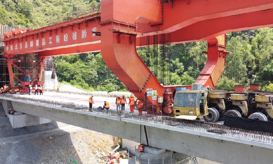 貴南高鐵澄江雙線特大橋跨越蘭海高速公路、澄江國家濕地公園和都安澄江河二級水源保護區，為確保蘭海高速公路不受施工影響，大橋在跨越公路部分設計了一座我國目前西南部地區跨度最大的180米拱加勁大跨度連續梁，它一次跨越蘭海高速公路，縮短了施工對蘭海高速公路運營的影響時間。在集中跨越濕地和水源保護區段內，設計了目前我國體量最大的46榀節段拼裝梁，節段拼裝梁全長2.58公里，與傳統箱梁相比，節段拼裝梁施工可以全部在梁面完成，具有明顯的環保優勢。