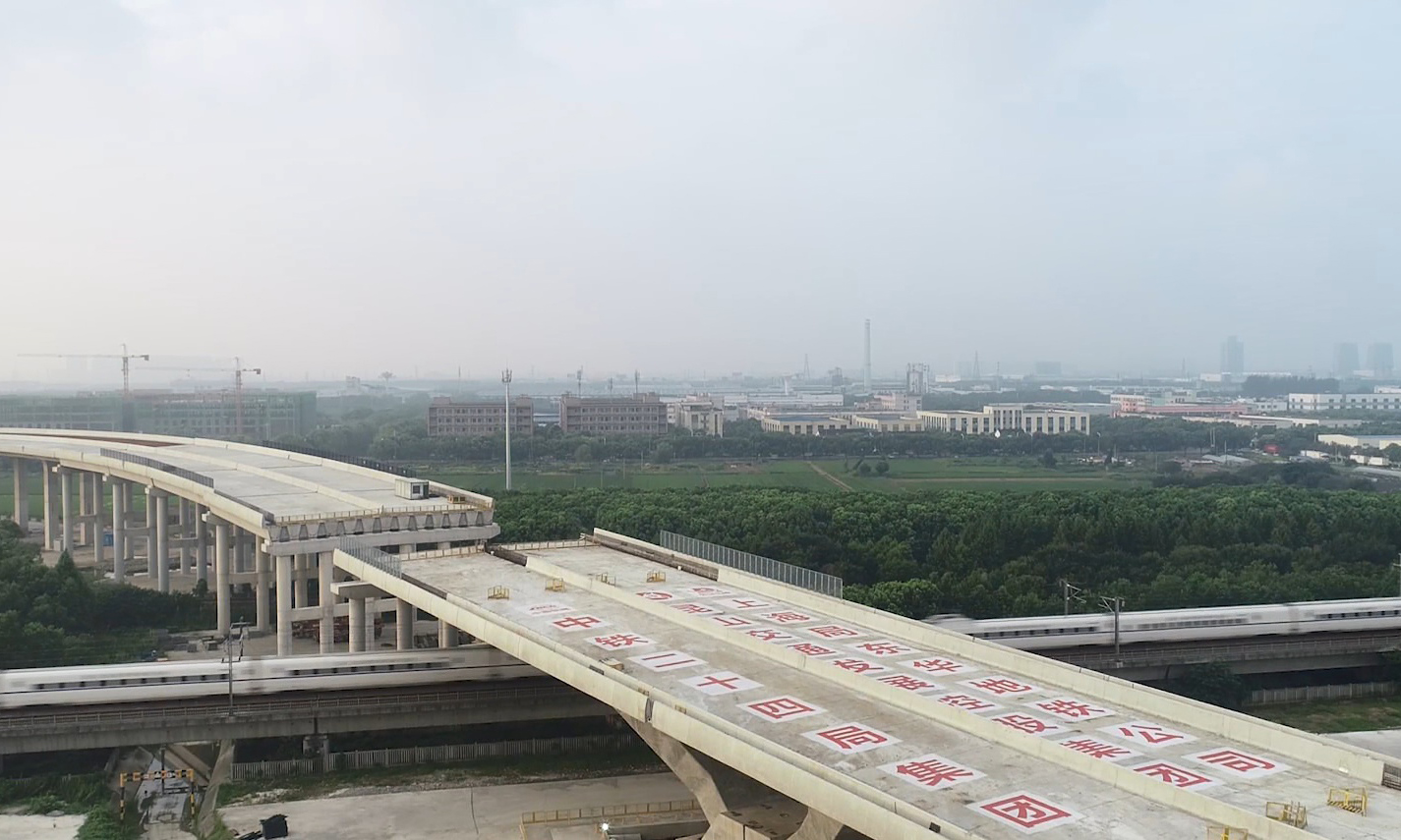 8月10日凌晨4時，隨著一座重2.5萬噸的V構轉體橋順時針緩緩轉動70°，由中鐵二十四局集團承建的目前國內最大噸位V構轉體橋——昆山312國道上跨滬寧城際V構轉體橋成功實現精準對接。