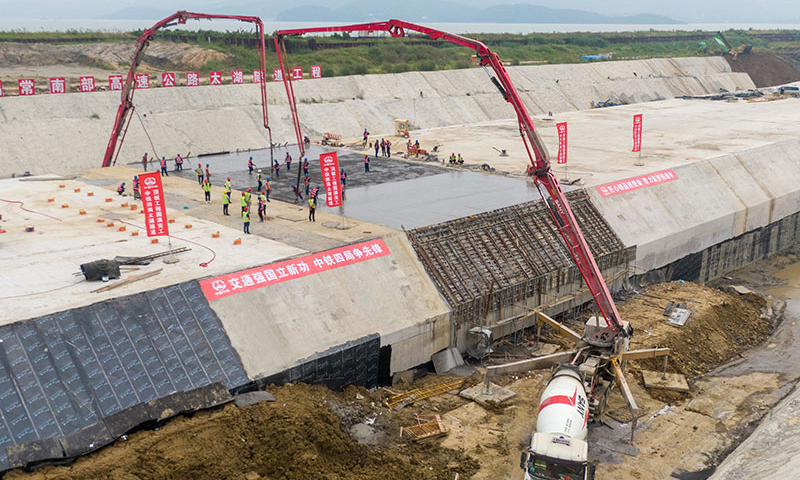 9月5日，國內在建最長湖底隧道——蘇錫常南部高速公路太湖隧道南泉段最后一節頂板順利澆筑完成，標志著太湖隧道南泉段主體工程施工全部完成。圖為9月5日拍攝的蘇錫常南部高速公路太湖隧道工程南泉段施工現場。（新華社記者 李博 攝）