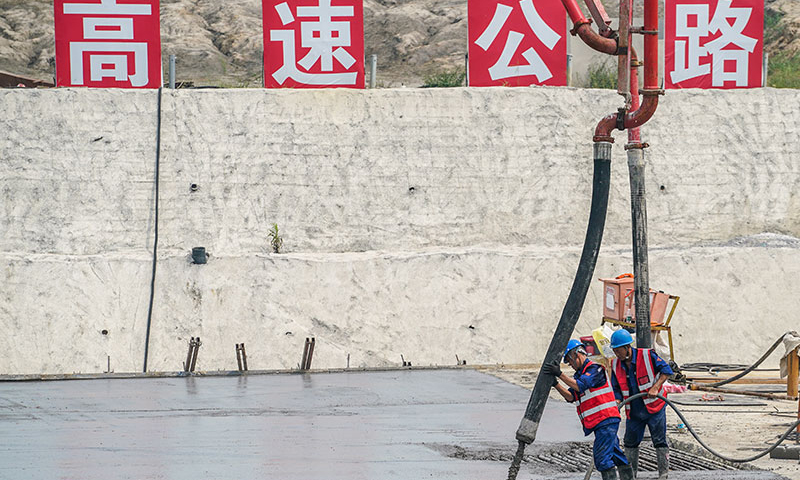 據介紹，蘇錫常南部高速公路常州至無錫段項目起自常州市武進區前黃鎮，終點在無錫南泉接環太湖高速公路，路線全長43.9公里，其中長10.79公里的太湖隧道是國內在建最長的湖底水下隧道工程。圖為9月5日在蘇錫常南部高速公路太湖隧道工程南泉段施工現場，中鐵四局二公司的施工人員對最后一節頂板進行混凝土澆筑作業。（新華社記者 李博 攝）