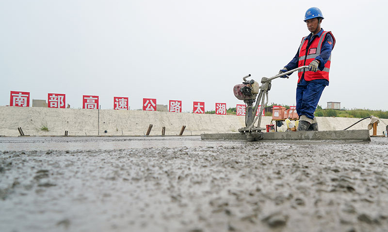 圖為9月5日在蘇錫常南部高速公路太湖隧道工程南泉段施工現場，中鐵四局二公司的施工人員對最后一節頂板進行混凝土整平作業。（新華社記者 李博 攝）