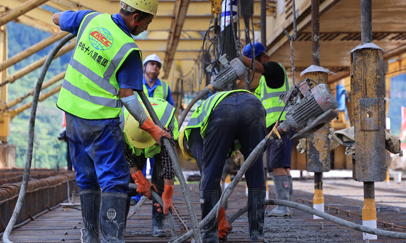 貴南高鐵是我國“八縱八橫”高速鐵路主通道包頭至海口通道的重要組成部分，設計時速350公里。圖為工作人員在撈村雙線特大橋上進行施工。（新華社記者 劉續 攝）