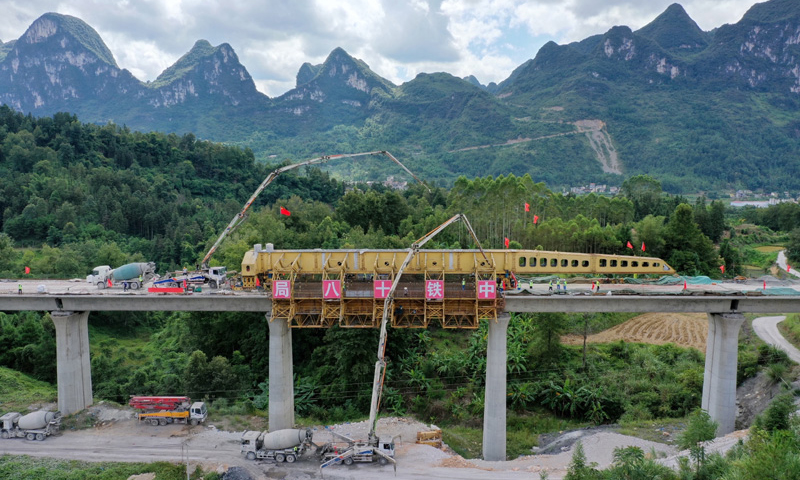 圖為正在進行最后混凝土澆筑的撈村雙線特大橋。（新華社記者 劉續 攝）