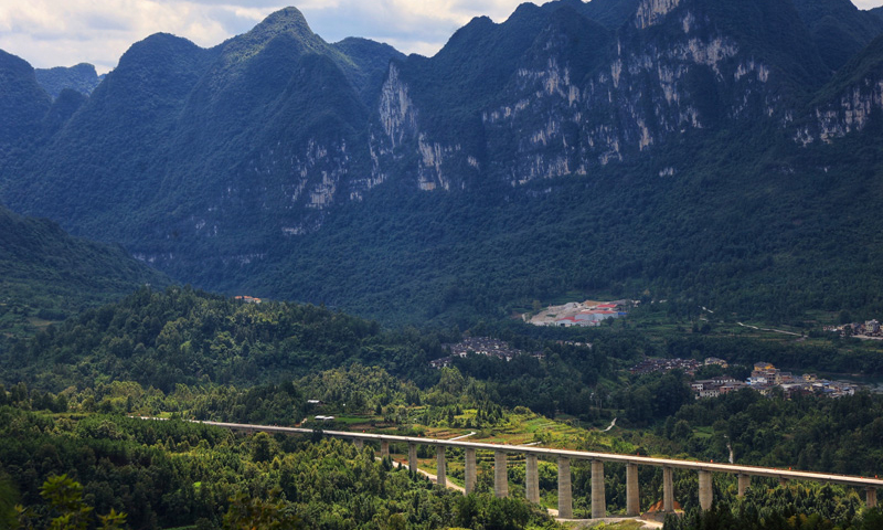 圖為合龍后的撈村雙線特大橋。（新華社記者 劉續 攝）