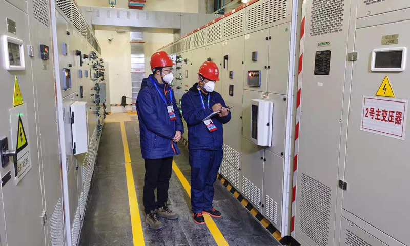 圖為國網北京電力員工巡視檢查延慶賽區供電設備。