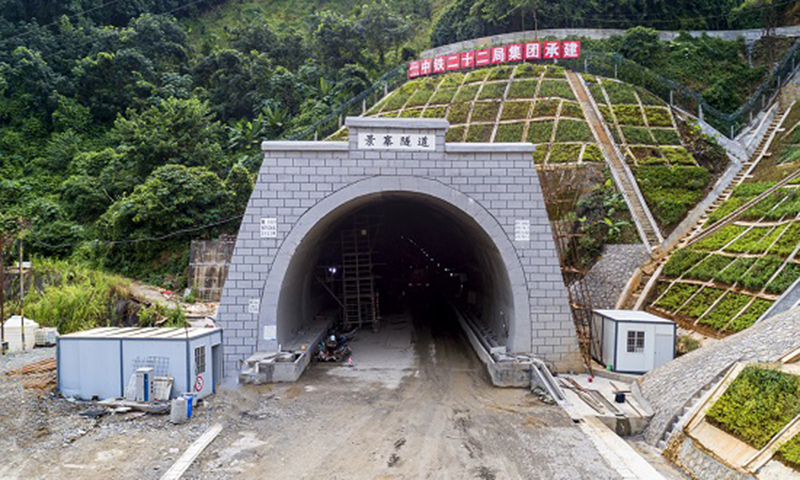 近日，隨著景寨隧道最后一塊整體道床板澆筑完成，標志著中老鐵路全線無砟軌道板施工完成，為后續鋪軌貫通和年底通車運營創造了有利條件。