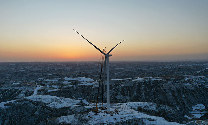 11月29日，中國能建山西電建承建的興縣風電EPC項目順利完成首臺風機吊裝，在風雪低溫中加快推進，全面進入風機吊裝高峰期。